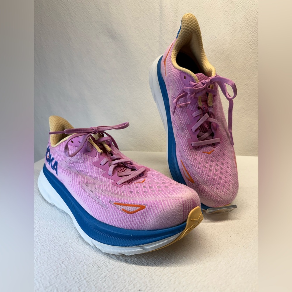Hoka Women's Clifton 9 Running Shoes in Cyclamen \ Sweet Lilac Colorway Sz 9.5D